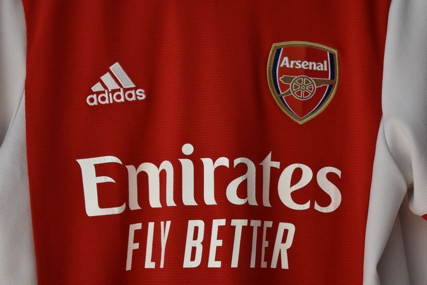 Arsenal 2021-2022 hjemmebanetr&oslash;je Adidas i st&oslash;rrelse M med Bukayo Saka p&aring; ryggen 4881 FOTO