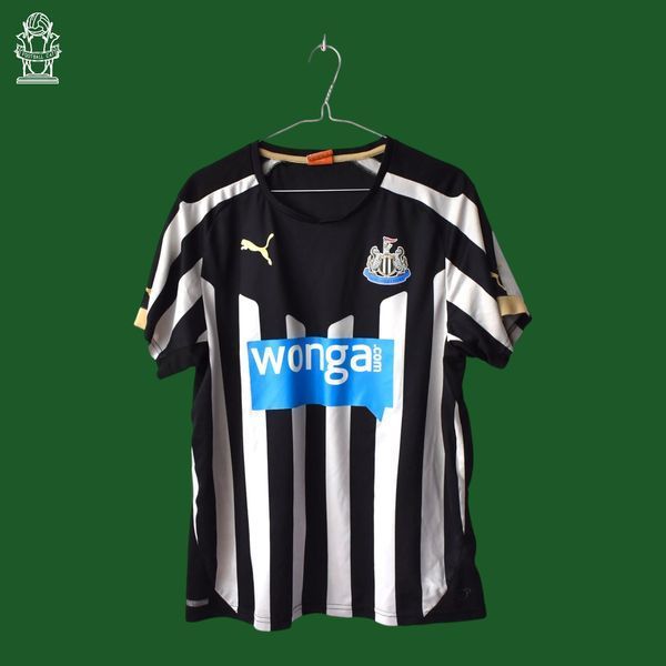 Newcastle United 2014-2015 home Puma shirt in size S with Papiss Ciss&eacute; on the back 4746 PHOTO