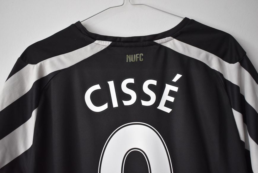 Newcastle United 2014-2015 home Puma shirt in size S with Papiss Ciss&eacute; on the back 4746 PHOTO