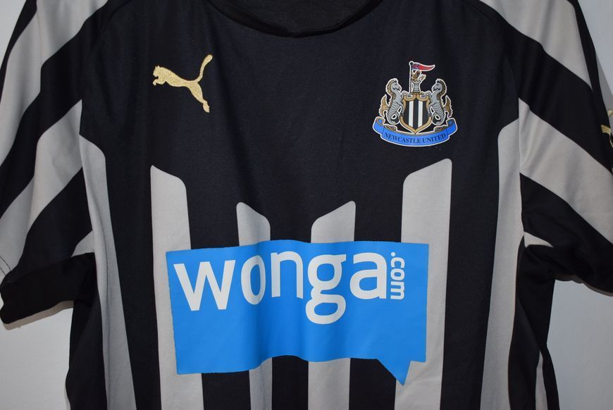 Newcastle United 2014-2015 home Puma shirt in size S with Papiss Ciss&eacute; on the back 4746 PHOTO
