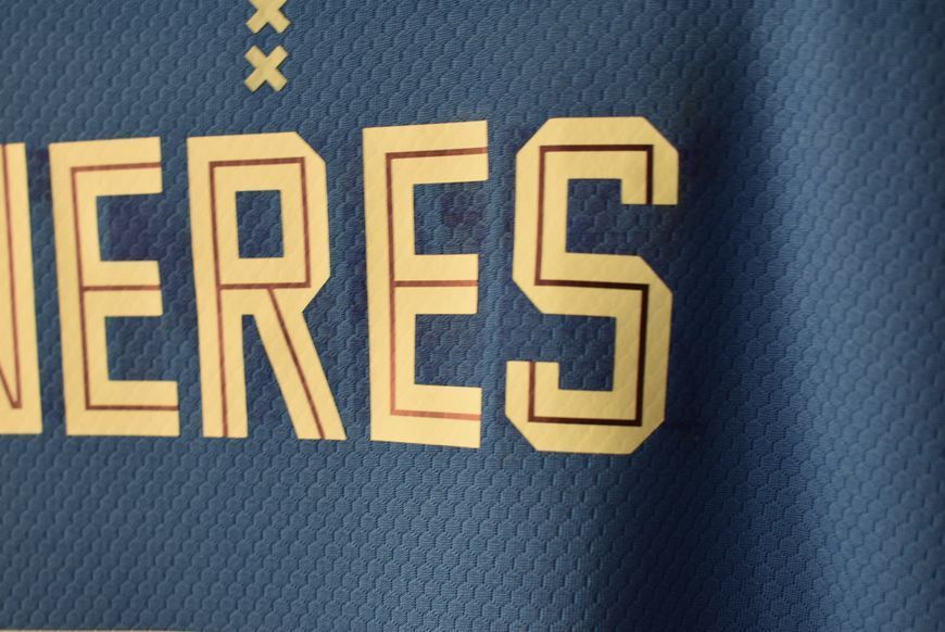 Ajax Amsterdam 2021-2022 udebanetr&oslash;je Adidas i st&oslash;rrelse M med David Neres p&aring; ryggen 4551 FOTO