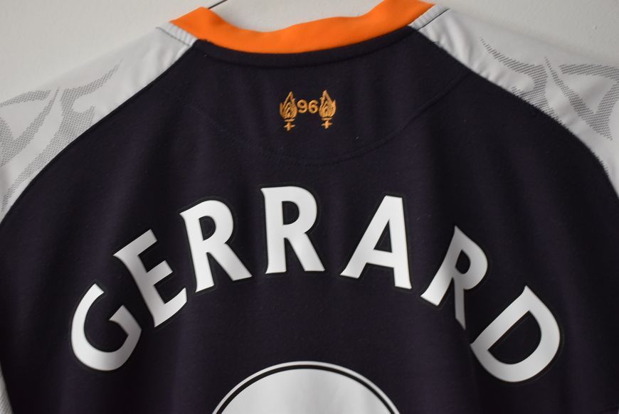 Liverpool 2012-2013 third Warrior shirt in size M with Steven Gerrard on the back 4749 PHOTO