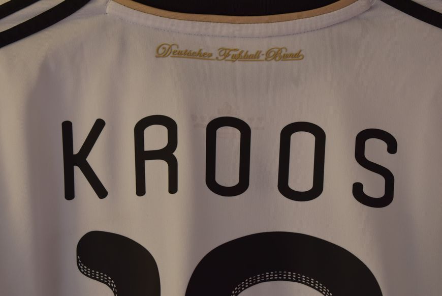 Germany 2010 World Cup Adidas home shirt in size L with Toni Kroos on the back 5087 PHOTO