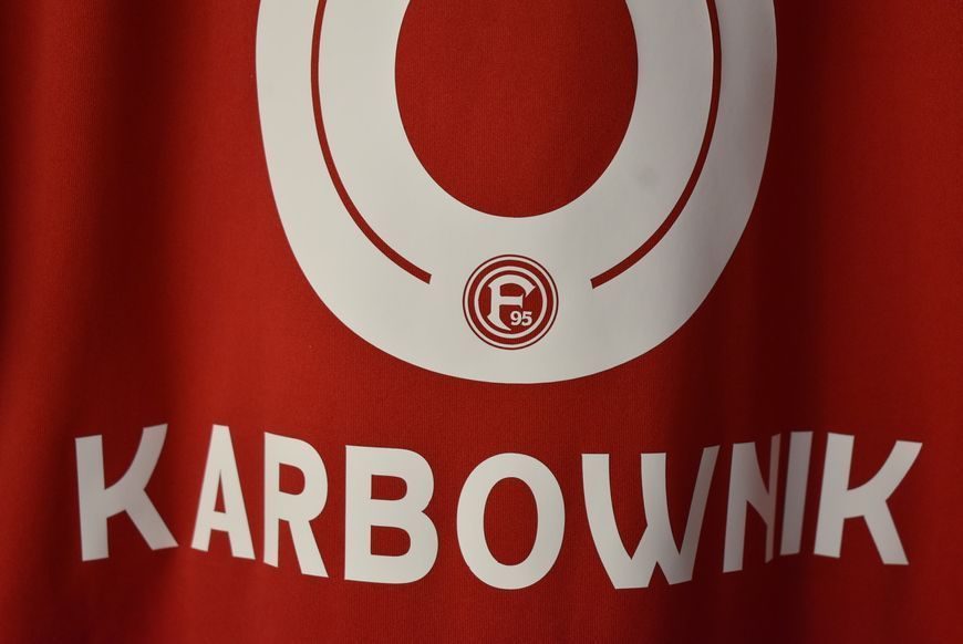 BNWT Fortuna D&uuml;sseldorf 2022-2023 domowa koszulka Adidas w rozmiarze XL z Michałem Karbownikiem na plecach 4752 ZDJECIE