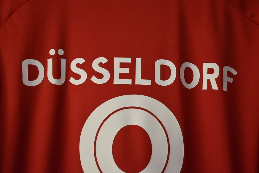BNWT Fortuna D&uuml;sseldorf 2022-2023 domowa koszulka Adidas w rozmiarze XL z Michałem Karbownikiem na plecach 4752 ZDJECIE