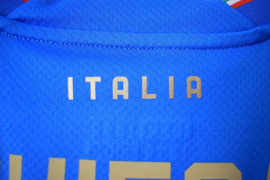 Italy 2022 hjemmetr&oslash;je Puma i st&oslash;rrelse L med Federico Chiesa p&aring; ryggen 4605 FOTO