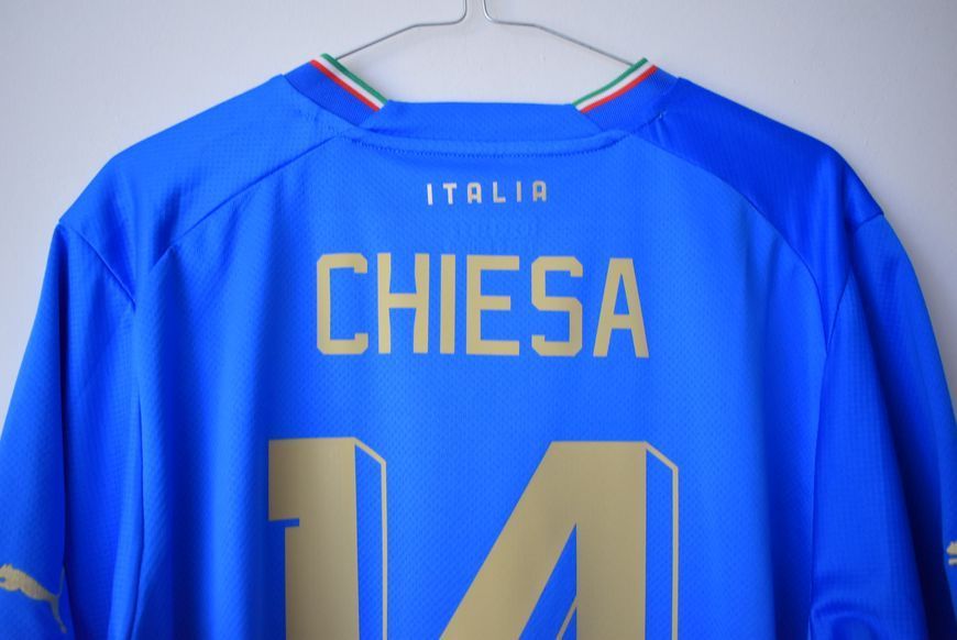 Italy 2022 hjemmetr&oslash;je Puma i st&oslash;rrelse L med Federico Chiesa p&aring; ryggen 4605 FOTO