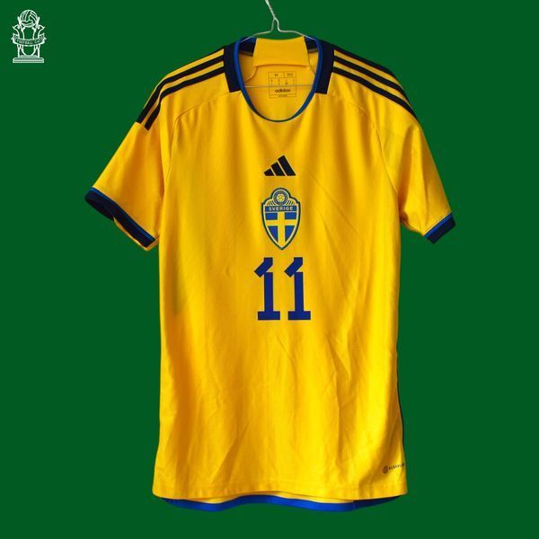 Sverige 2022-2023 hjemmetr&oslash;je Adidas i st&oslash;rrelse M med Zlatan Ibrahimović p&aring; ryggen 4608 FOTO