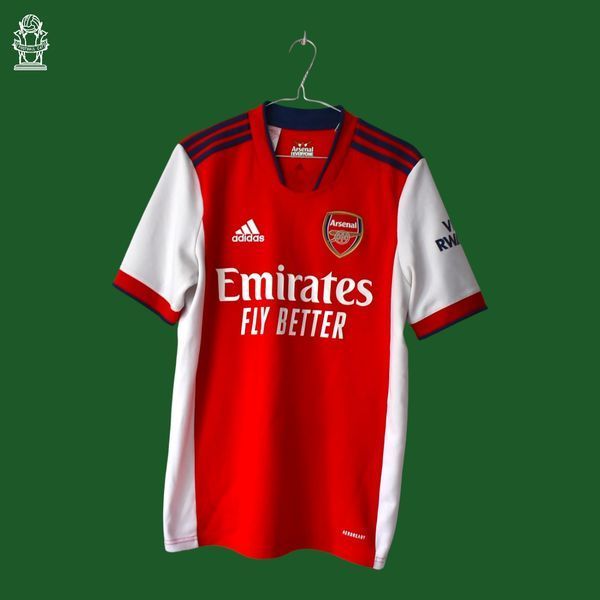 Arsenal 2021-2022 home shirt Adidas in size 176 (15-16Y) with Bukayo Saka on the back 4944 PHOTO