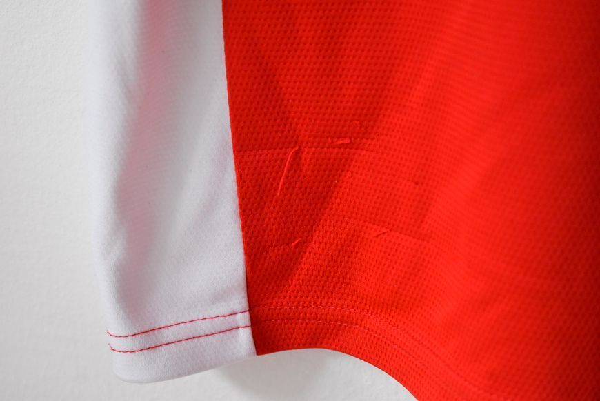 Arsenal 2021-2022 home shirt Adidas in size 176 (15-16Y) with Bukayo Saka on the back 4944 PHOTO