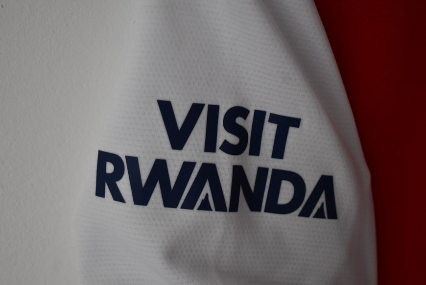 Arsenal 2021-2022 home shirt Adidas in size 176 (15-16Y) with Bukayo Saka on the back 4944 PHOTO