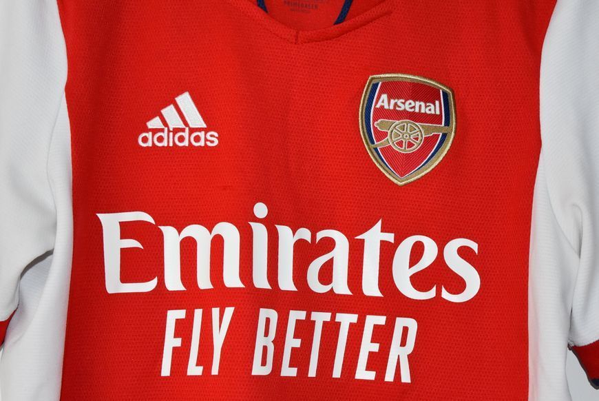 Arsenal 2021-2022 home shirt Adidas in size 176 (15-16Y) with Bukayo Saka on the back 4944 PHOTO