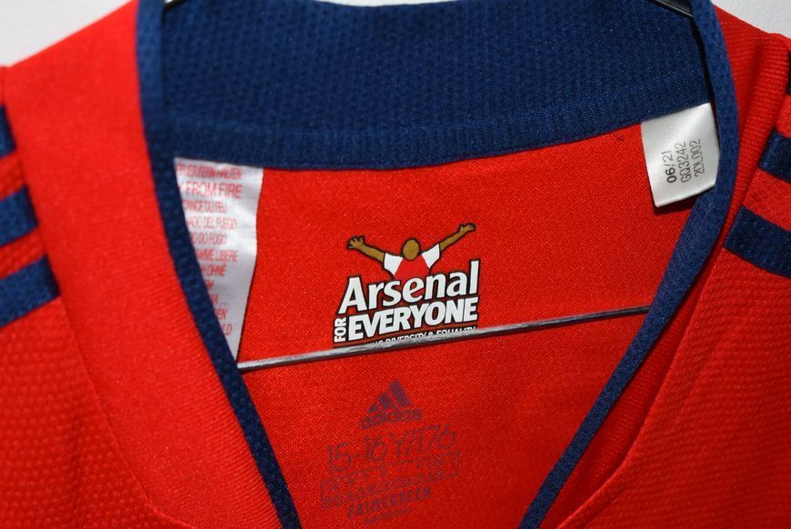 Arsenal 2021-2022 home shirt Adidas in size 176 (15-16Y) with Bukayo Saka on the back 4944 PHOTO