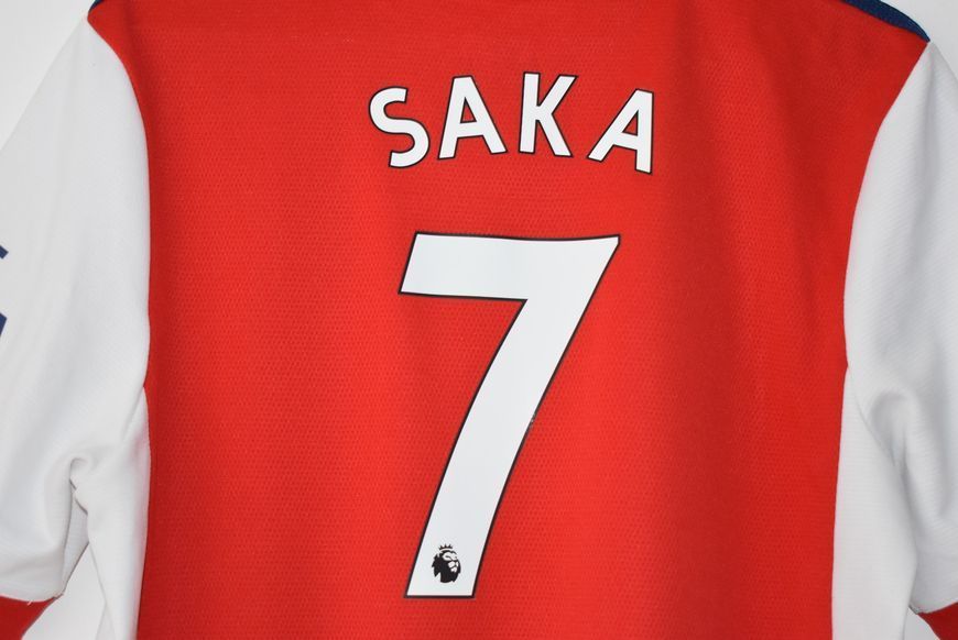 Arsenal 2021-2022 home shirt Adidas in size 176 (15-16Y) with Bukayo Saka on the back 4944 PHOTO