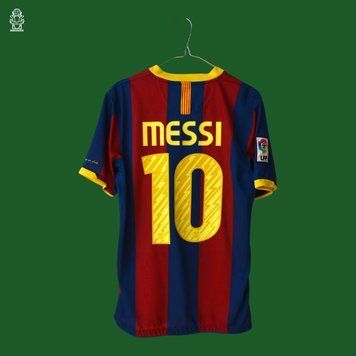 Barcelona 2010-2011 home retro Nike shirt in size M with Lionel Messi on the back 4708 PHOTO