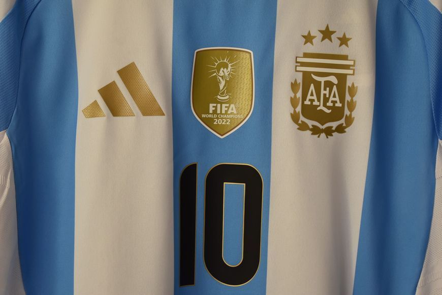 BNWT PLAYER ISSUE Argentina 2024 home shirt Adidas in size M(2x)/L/XL with Lionel Messi on the back 4903 PHOTO