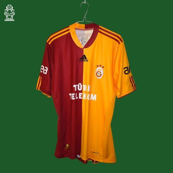 Galatasaray 2009-2010 home shirt Adidas in size M with Harry Kewell on the back 4853 PHOTO