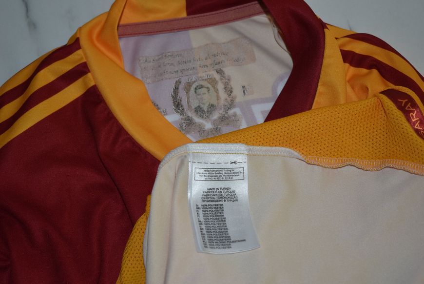 Galatasaray 2009-2010 home shirt Adidas in size M with Harry Kewell on the back 4853 PHOTO