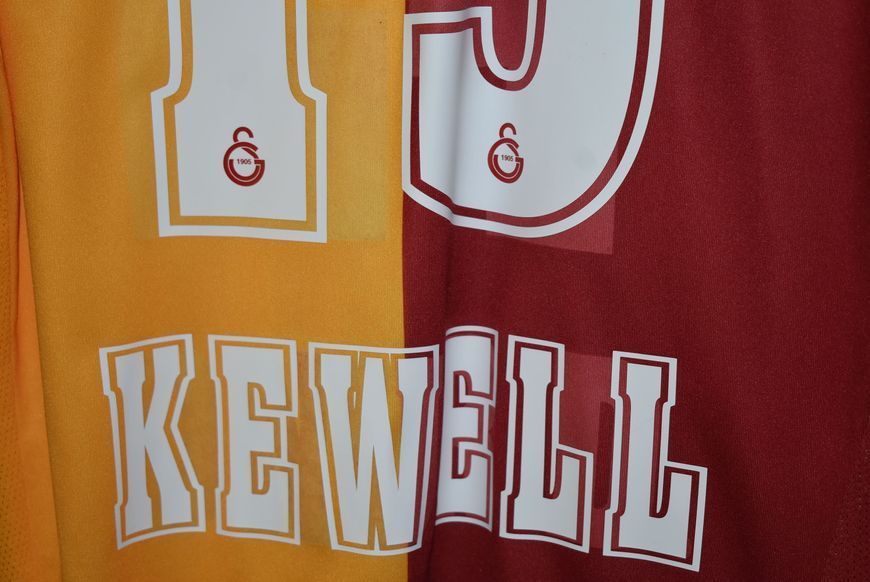 Galatasaray 2009-2010 home shirt Adidas in size M with Harry Kewell on the back 4853 PHOTO