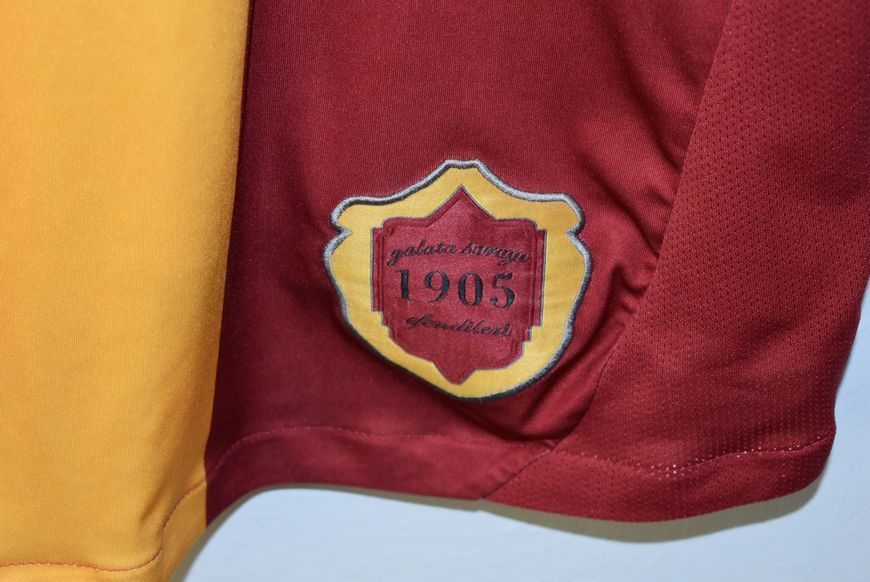 Galatasaray 2009-2010 home shirt Adidas in size M with Harry Kewell on the back 4853 PHOTO