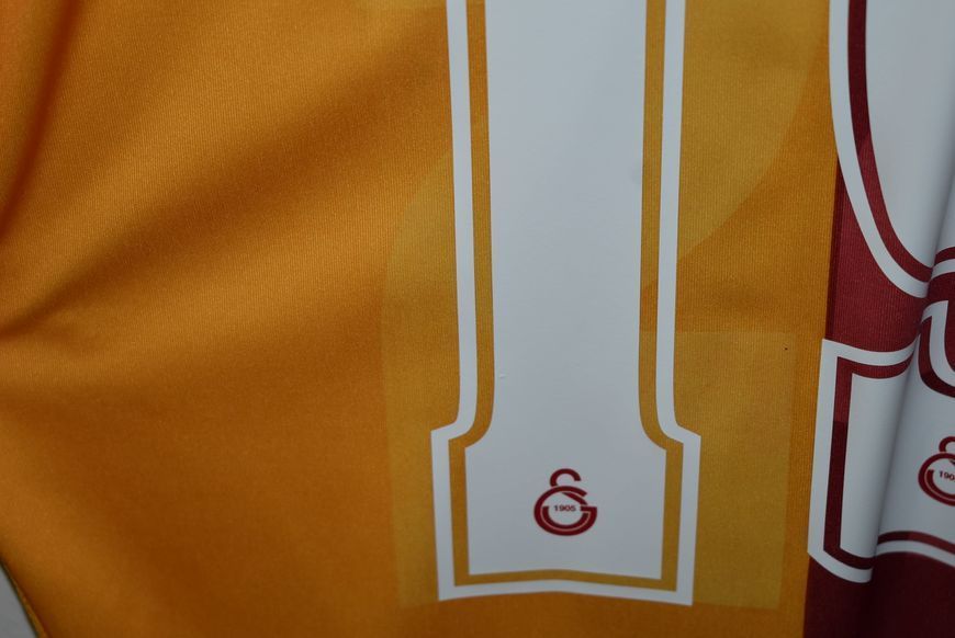 Galatasaray 2009-2010 home shirt Adidas in size M with Harry Kewell on the back 4853 PHOTO