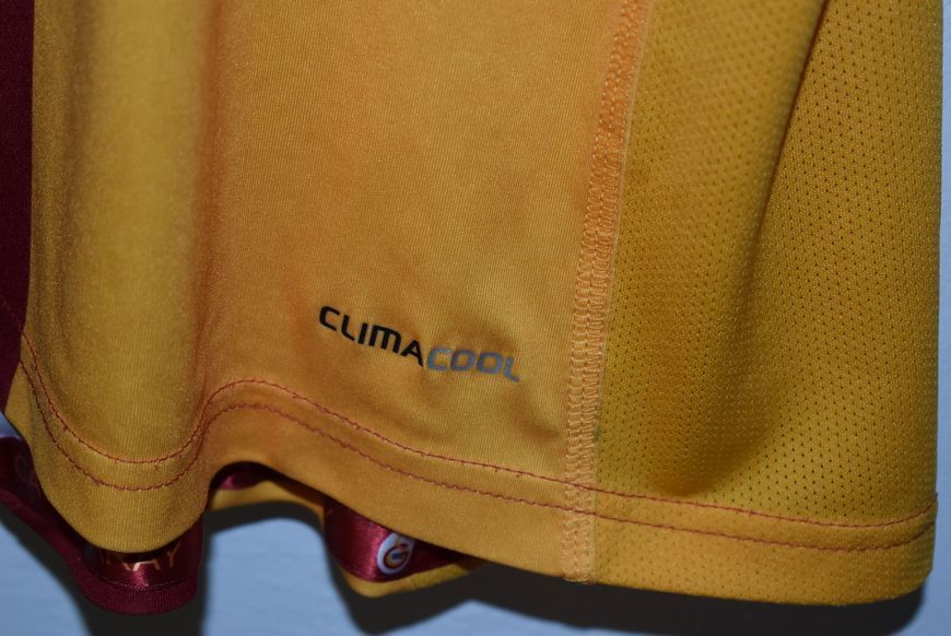 Galatasaray 2009-2010 home shirt Adidas in size M with Harry Kewell on the back 4853 PHOTO