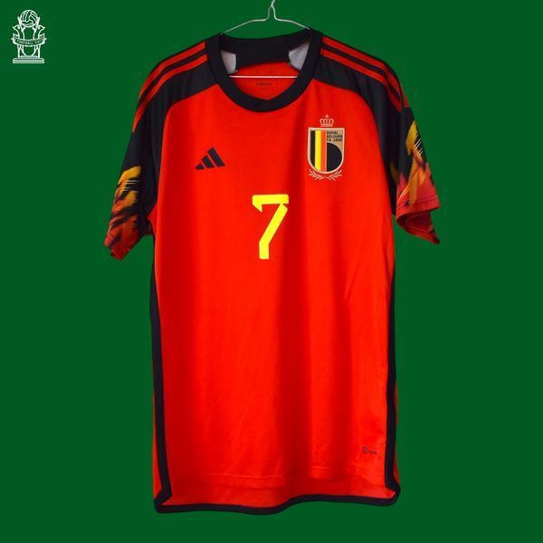 Belgium World Cup 2022 home Adidas shirt in size M with Kevin de Bruyne on the back 4612 PHOTO