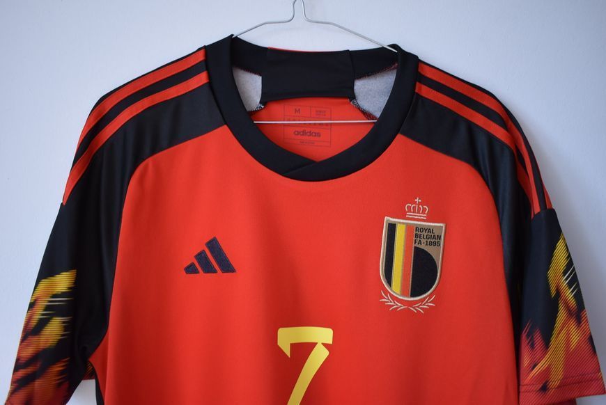 Belgium World Cup 2022 home Adidas shirt in size M with Kevin de Bruyne on the back 4612 PHOTO
