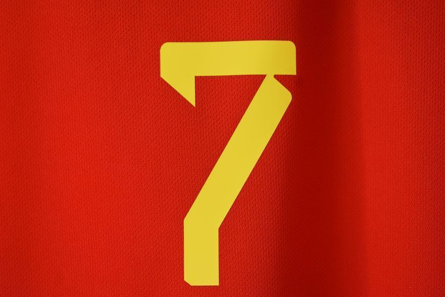 Belgium World Cup 2022 home Adidas shirt in size M with Kevin de Bruyne on the back 4612 PHOTO