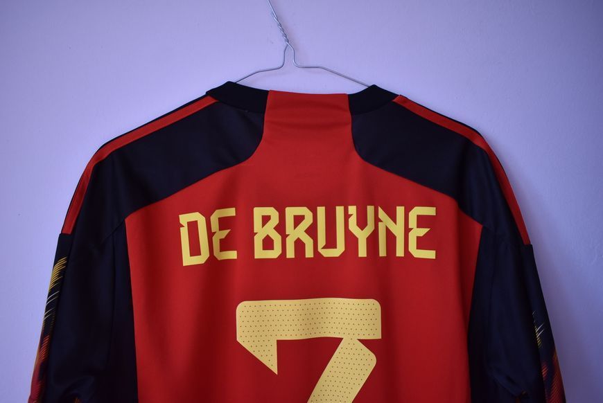 Belgium World Cup 2022 home Adidas shirt in size M with Kevin de Bruyne on the back 4612 PHOTO