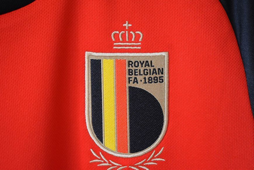 Belgium World Cup 2022 home Adidas shirt in size M with Kevin de Bruyne on the back 4612 PHOTO