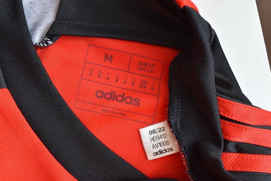 Belgium World Cup 2022 home Adidas shirt in size M with Kevin de Bruyne on the back 4612 PHOTO