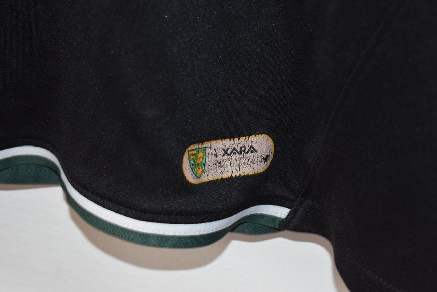 Norwich City 2008-2009 away shirt Xara in size M with Antoine Sibierski on the back 4947 PHOTO
