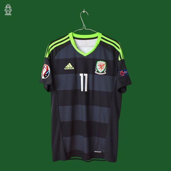 Wales EURO 2016 udebanetr&oslash;je Adidas i st&oslash;rrelse S med Gareth Bale p&aring; ryggen 4711 FOTO