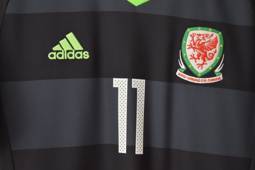 Wales EURO 2016 udebanetr&oslash;je Adidas i st&oslash;rrelse S med Gareth Bale p&aring; ryggen 4711 FOTO