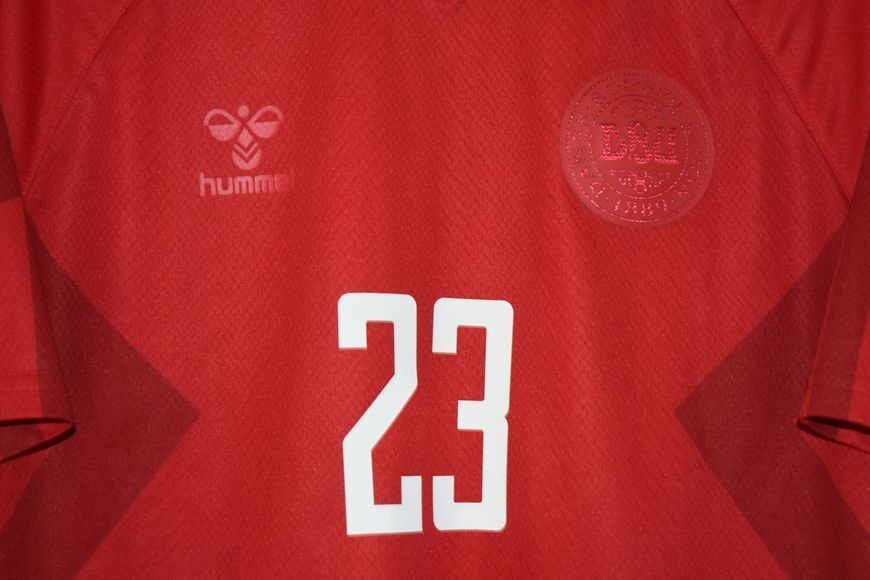 Dania MŚ 2022 domowa koszulka Hummel w rozmiarze XL z Pierre-Emile H&oslash;jbjerg na plecach 3623 ZDJECIE