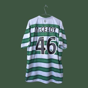 Celtic 2003-2004 home shirt by Umbro in size XL/XXL (61x79cm) with Aiden McGeady on the back 5099 PHOTO