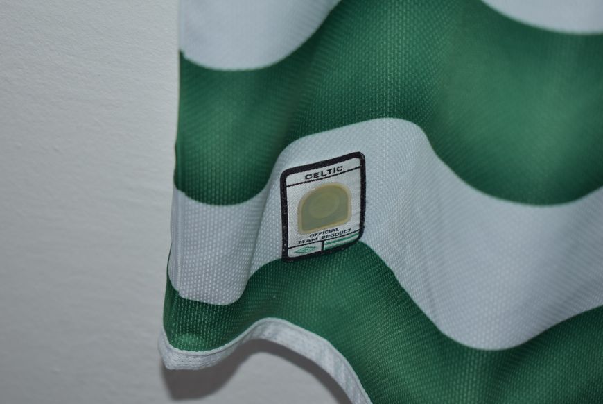Celtic 2003-2004 home shirt by Umbro in size XL/XXL (61x79cm) with Aiden McGeady on the back 5099 PHOTO