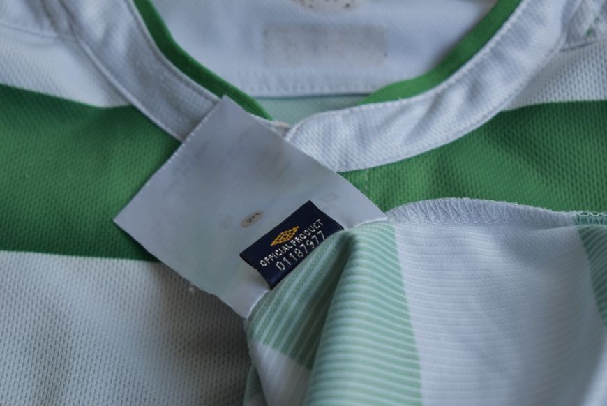 Celtic 2003-2004 home shirt by Umbro in size XL/XXL (61x79cm) with Aiden McGeady on the back 5099 PHOTO