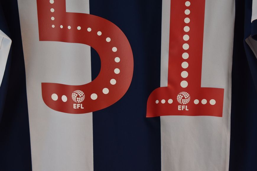West Bromwich Albion 2018-2019 hjemmebanetr&oslash;je Puma str. L med Morgan Rogers p&aring; ryggen 5001 FOTO