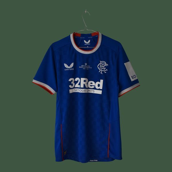 Glasgow Rangers 2022-2023 domowa koszulka Castore z nadrukiem upamiętniającym śmierć Elżbiety II w rozmiarze M z Ianis Hagi na plecach 5002 ZDJECIE