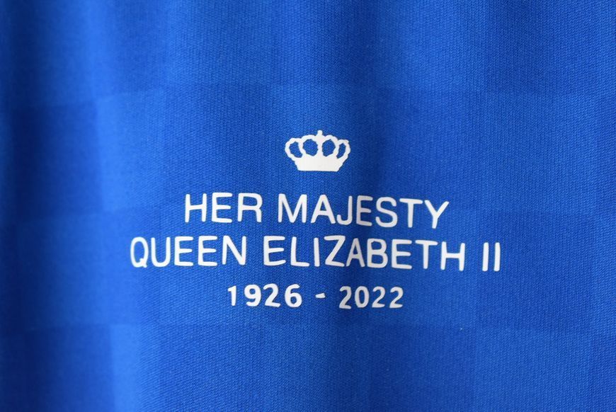 Glasgow Rangers 2022-2023 domowa koszulka Castore z nadrukiem upamiętniającym śmierć Elżbiety II w rozmiarze M z Ianis Hagi na plecach 5002 ZDJECIE