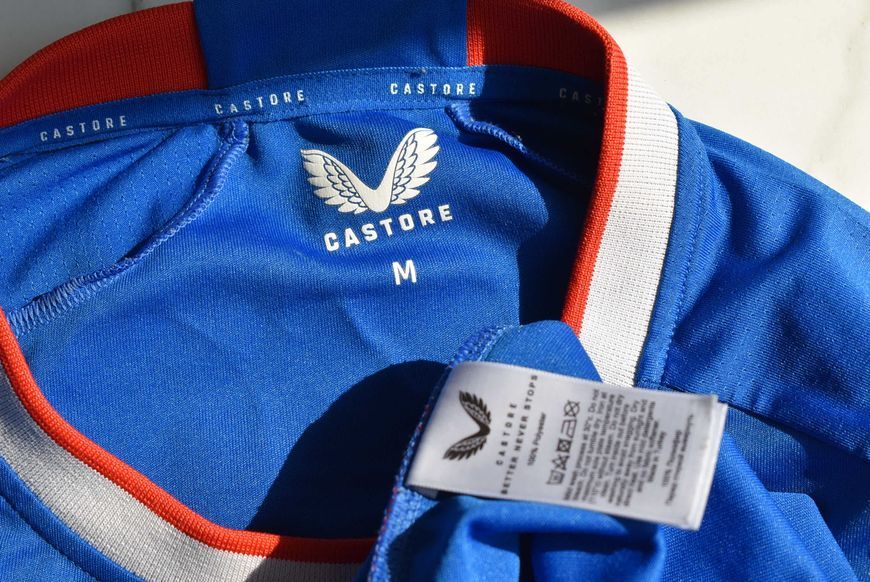 Glasgow Rangers 2022-2023 domowa koszulka Castore z nadrukiem upamiętniającym śmierć Elżbiety II w rozmiarze M z Ianis Hagi na plecach 5002 ZDJECIE
