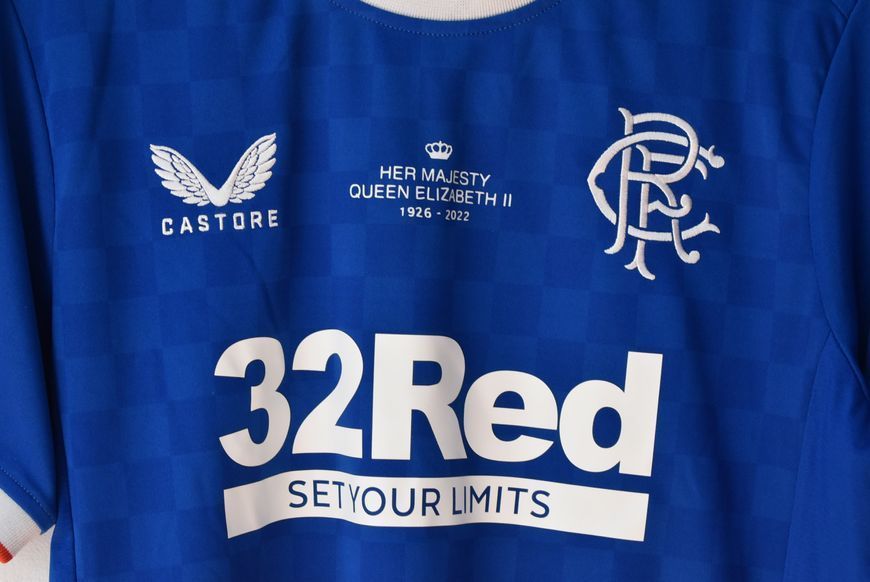 Glasgow Rangers 2022-2023 domowa koszulka Castore z nadrukiem upamiętniającym śmierć Elżbiety II w rozmiarze M z Ianis Hagi na plecach 5002 ZDJECIE