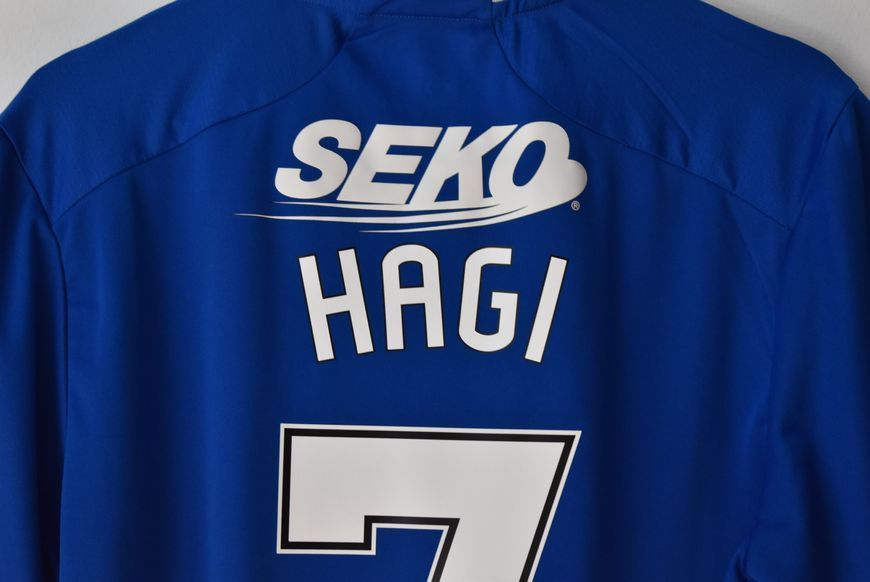 Glasgow Rangers 2022-2023 domowa koszulka Castore z nadrukiem upamiętniającym śmierć Elżbiety II w rozmiarze M z Ianis Hagi na plecach 5002 ZDJECIE
