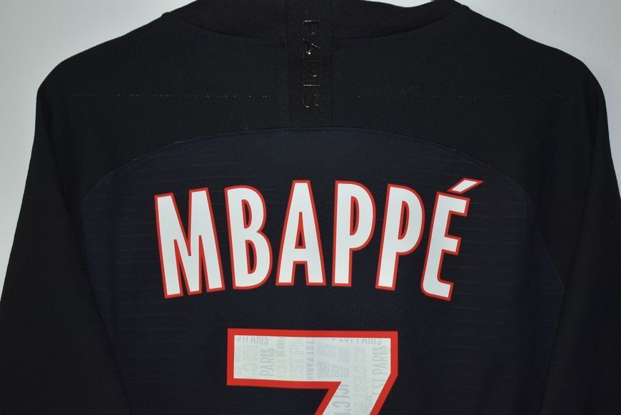 PLAYER ISSUE PSG Paris Saint Germain 2019-2020 fourth shirt Nike Jordan in size M with Kylian Mbapp&eacute; on the back 4814 PHOTO