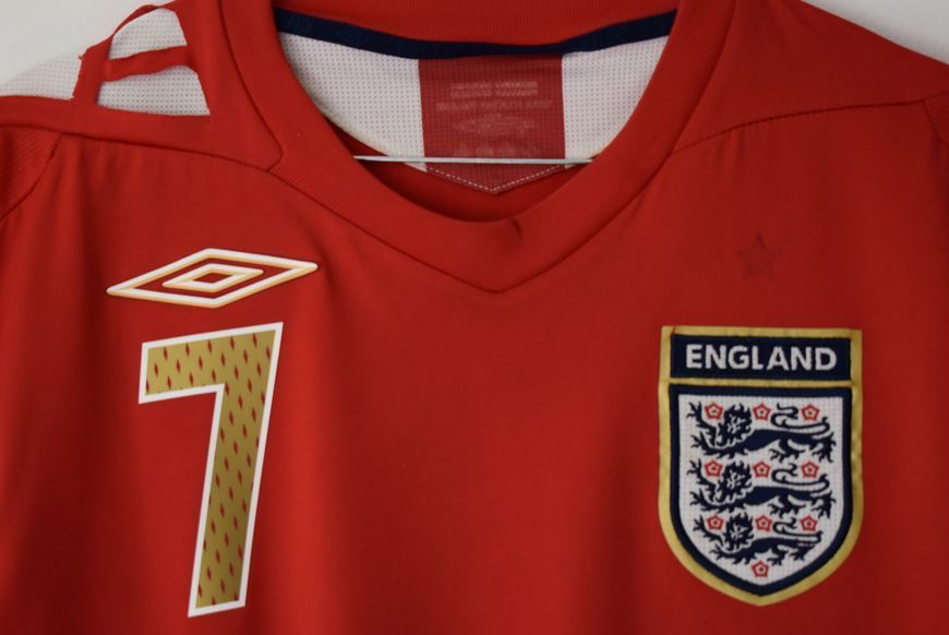 England World Cup 2006 away retro Umbro shirt in size M (52x71cm) with David Beckham on the back 4715 PHOTO
