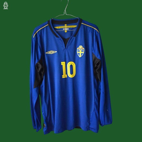 Sverige 2005 udebanetr&oslash;je retro Umbro med lange &aelig;rmer i st&oslash;rrelse L med Zlatan Ibrahimović p&aring; ryggen 4690 FOTO