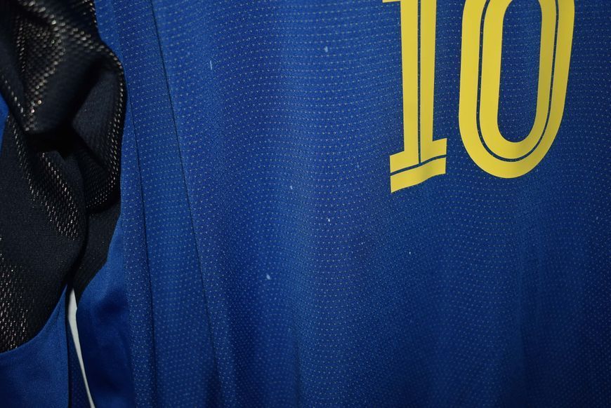 Sverige 2005 udebanetr&oslash;je retro Umbro med lange &aelig;rmer i st&oslash;rrelse L med Zlatan Ibrahimović p&aring; ryggen 4690 FOTO