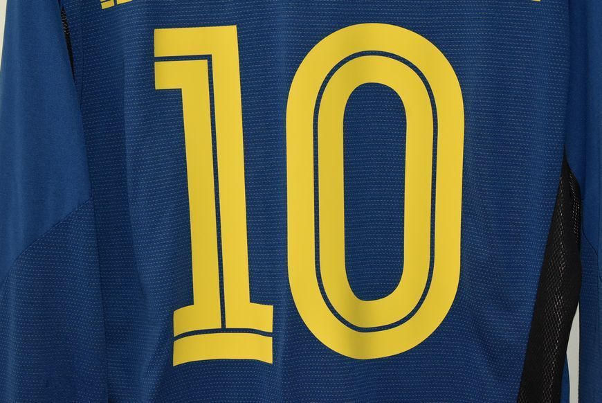 Sverige 2005 udebanetr&oslash;je retro Umbro med lange &aelig;rmer i st&oslash;rrelse L med Zlatan Ibrahimović p&aring; ryggen 4690 FOTO